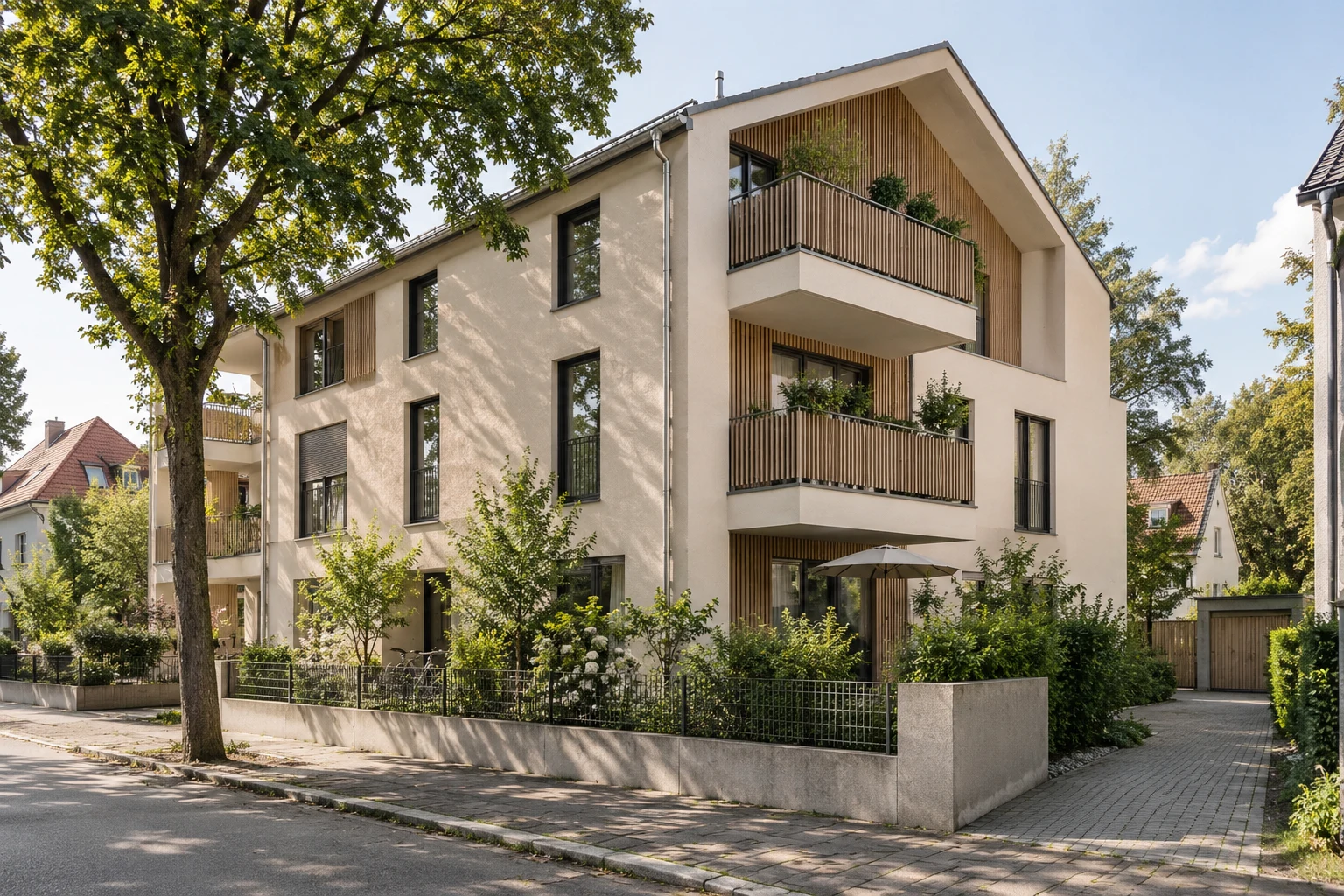 Illustrative Architekturansicht eines zurückhaltenden Mehrfamilienhauses mit hellen Fassaden und begrüntem Außenbereich